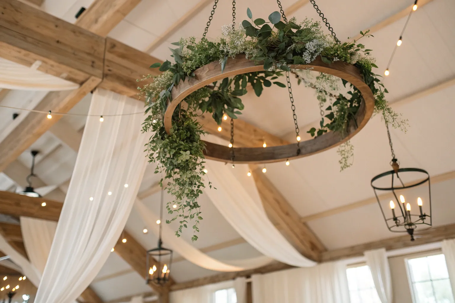 17+ Modern Barn Wedding Decor Ideas with Warm Wood Touches